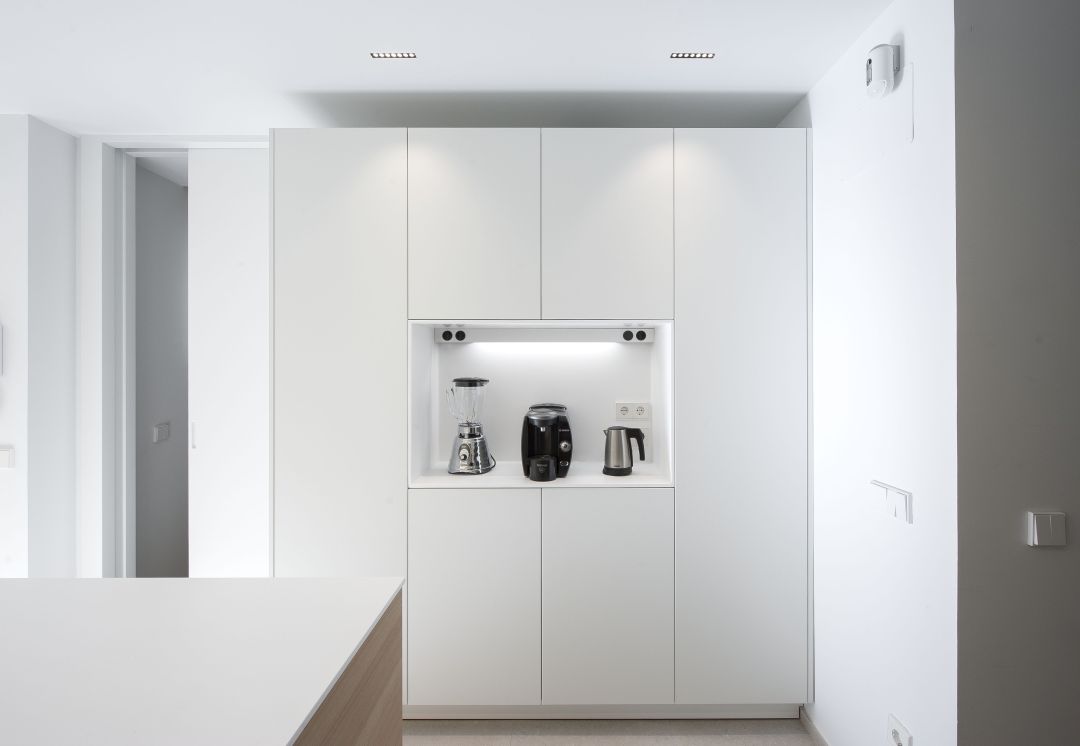una cocina blanca muy luminosa
