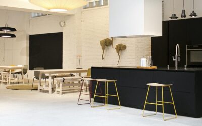 Cocina negra con isla de Santos para el nuevo showroom de Espacio Mood en Madrid